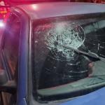 Passageiro bate cabeça no para-brisa e motociclista fica gravemente ferido em acidente; veja imagens