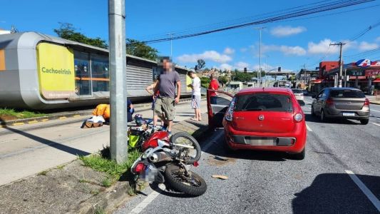 Batida entre carro e moto deixa uma pessoa ferida em frente a estação do Move, no bairro Cachoeirinha