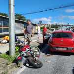 Batida entre carro e moto deixa uma pessoa ferida em frente a estação do Move, no bairro Cachoeirinha