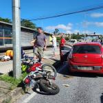 Batida entre carro e moto deixa uma pessoa ferida em frente a estação do Move, no bairro Cachoeirinha