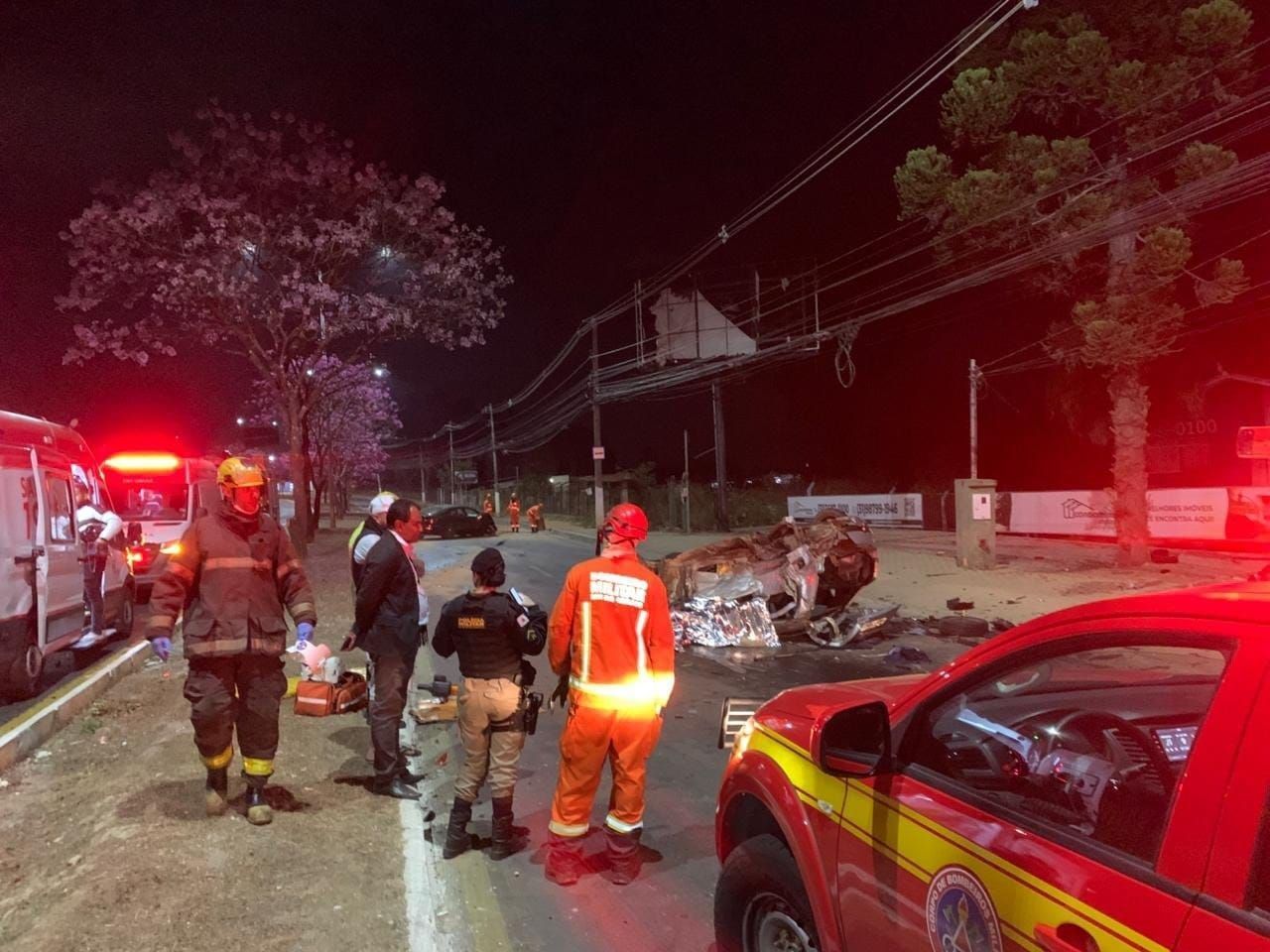 Batida entre carros deixa duas pessoas mortas em Lagoa Santa, na Grande BH