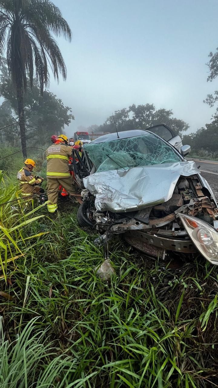 Batida entre carros e van deixa um morto e cinco feridos na BR-040 em Curvelo; veja fotos