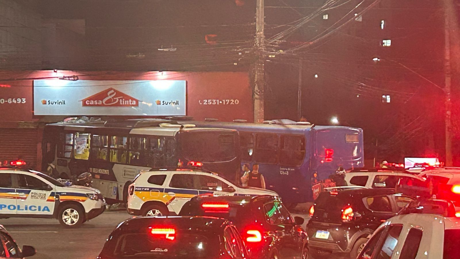 Batida entre dois ônibus deixa seis pessoas feridas na região Leste de BH