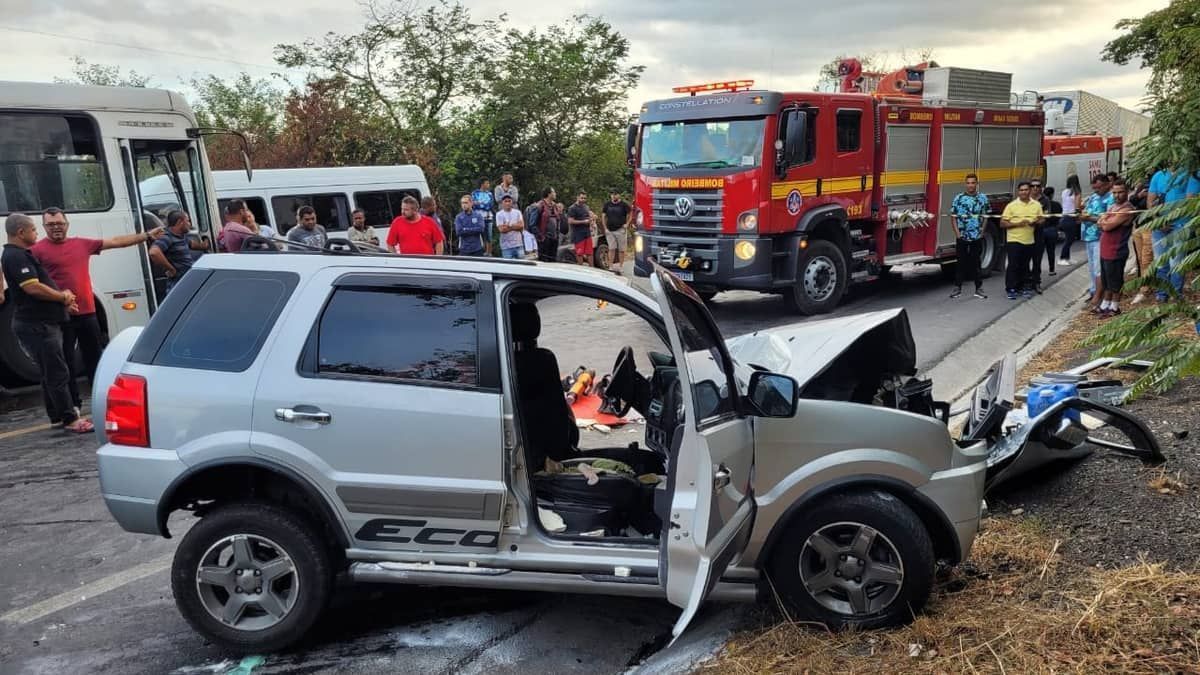 Acidente entre carro e carreta deixa duas pessoas feridas e trânsito interditado na BR-251 em Francisco Sá 