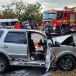 Acidente entre carro e carreta deixa duas pessoas feridas e trânsito interditado na BR-251 em Francisco Sá