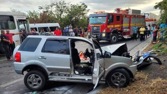 Batida entre os dois veículos foi registrada na manhã desta terça-feira (28); o motorista da carreta não se feriu