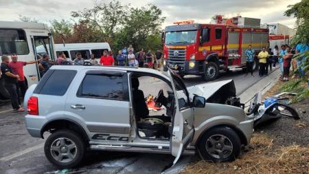 Batida entre os dois veículos foi registrada na manhã desta terça-feira (28); o motorista da carreta não se feriu