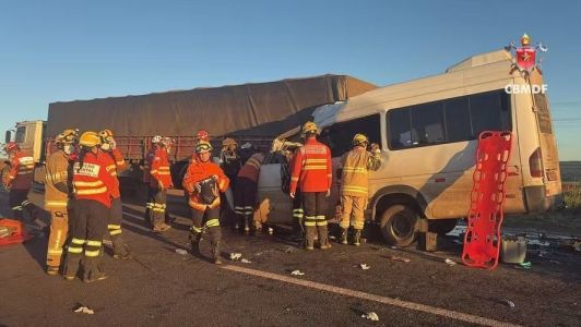 Batida entre van e caminhão deixa cinco mortos e 11 feridos na BR-020 entre DF e Goiás