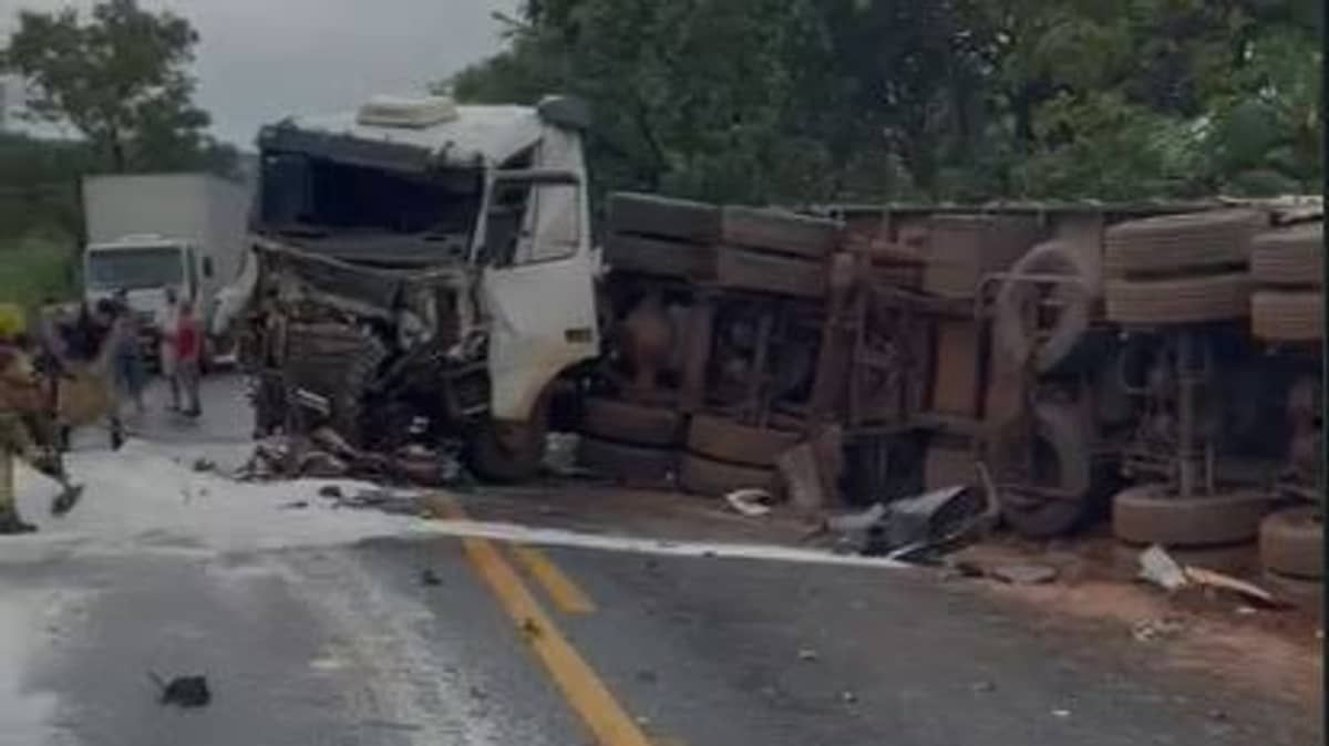 Vídeo: acidente grave entre carretas interdita BR-497 e espalha 36 toneladas de laranja na rodovia