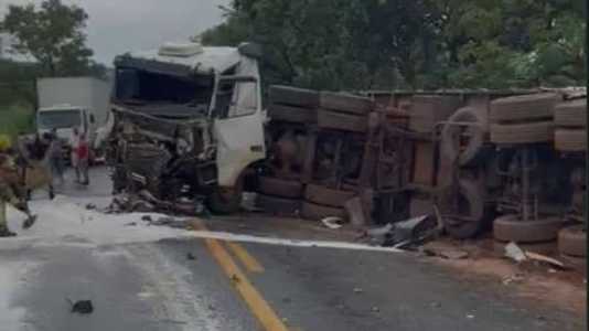 Batida envolveu duas carretas na altura do Km 35 entre Uberlândia e Prata, no Triângulo Mineiro