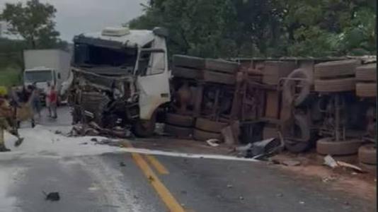 Batida envolveu duas carretas na altura do Km 35 entre Uberlândia e Prata, no Triângulo Mineiro