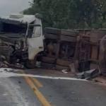 Vídeo: acidente grave entre carretas interdita BR-497 e espalha 36 toneladas de laranja na rodovia