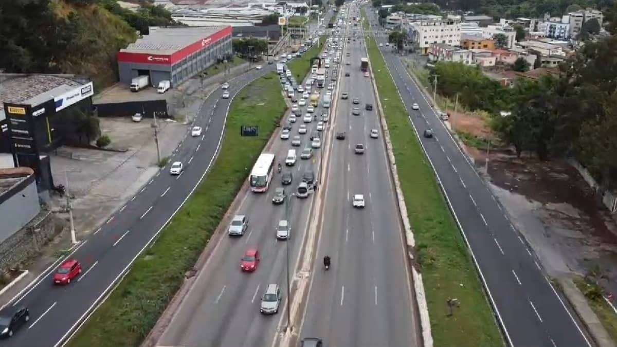 Vídeo: batida entre dois carros deixa trânsito lento no Anel Rodoviário de BH  