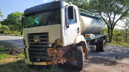 Batida fontal envolvendo um carro de passeio e um caminhão