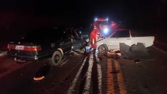 Batida frontal aconteceu na madrugada deste sábado na MG-050 em Itaúna, região Oeste de Minas