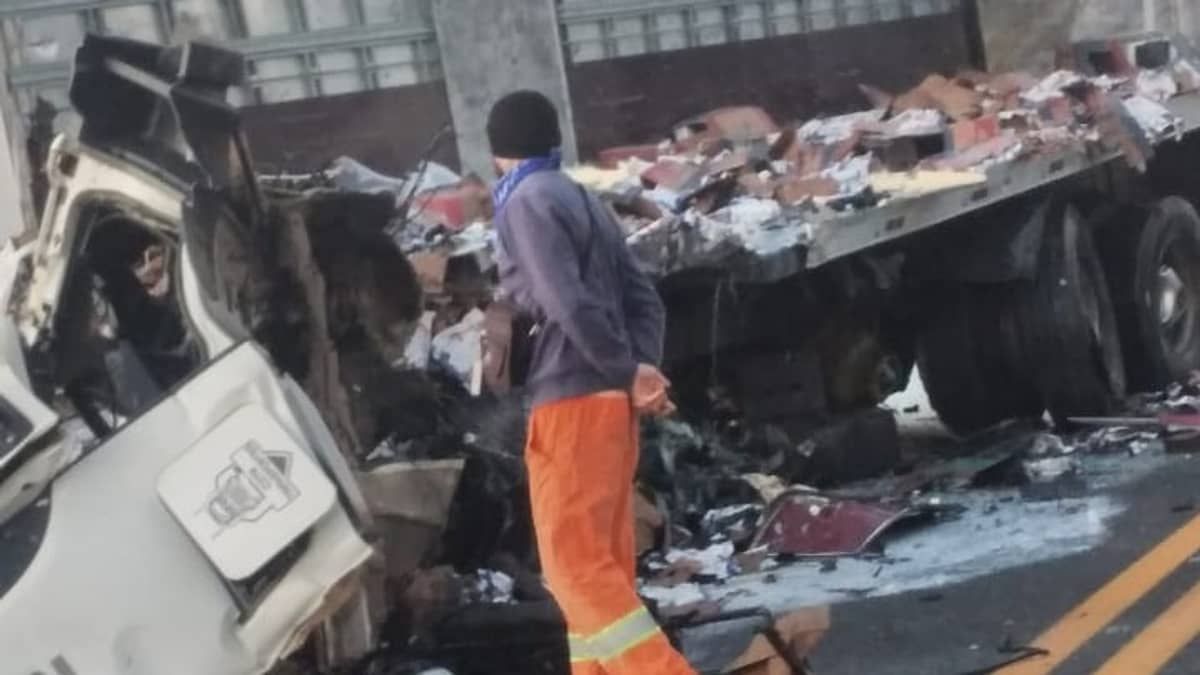 Vídeo: batida frontal entre ônibus e carreta interdita BR-135 no Norte de Minas