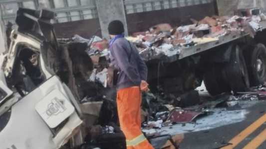 Batida frontal entre ônibus e carreta interdita BR-135 no Norte de Minas