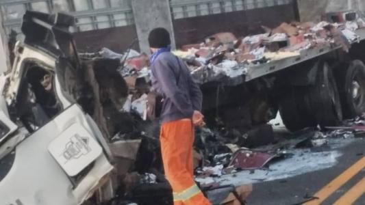 Batida frontal entre ônibus e carreta interdita BR-135 no Norte de Minas