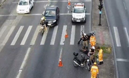 Vídeo: drone da Itatiaia flagra momento em que 'curioso' causa acidente em avenida de BH