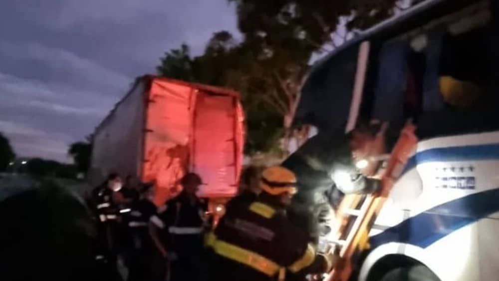 Motorista de ônibus morre em batida com carreta na Fernão Dias no Sul de Minas