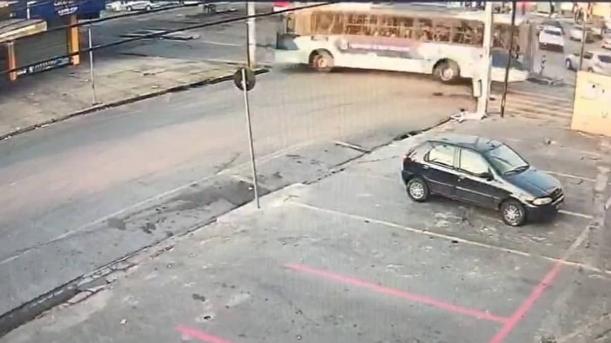 Vídeo mostra momento que ônibus bate em carro no bairro Santa Branca, em BH; veja 