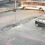 Vídeo mostra momento que ônibus bate em carro no bairro Santa Branca, em BH; veja 