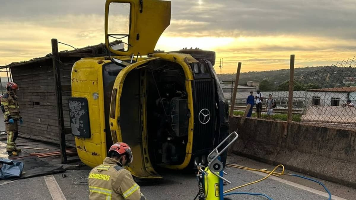 Acidente entre carretas com paletes e dos Correios mata motorista na MG-050 