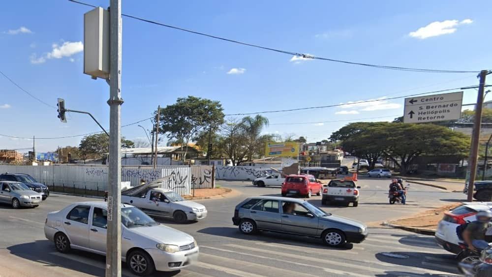 Motociclista de aplicativo, que levava passageira grávida, morre atropelado por carreta em BH