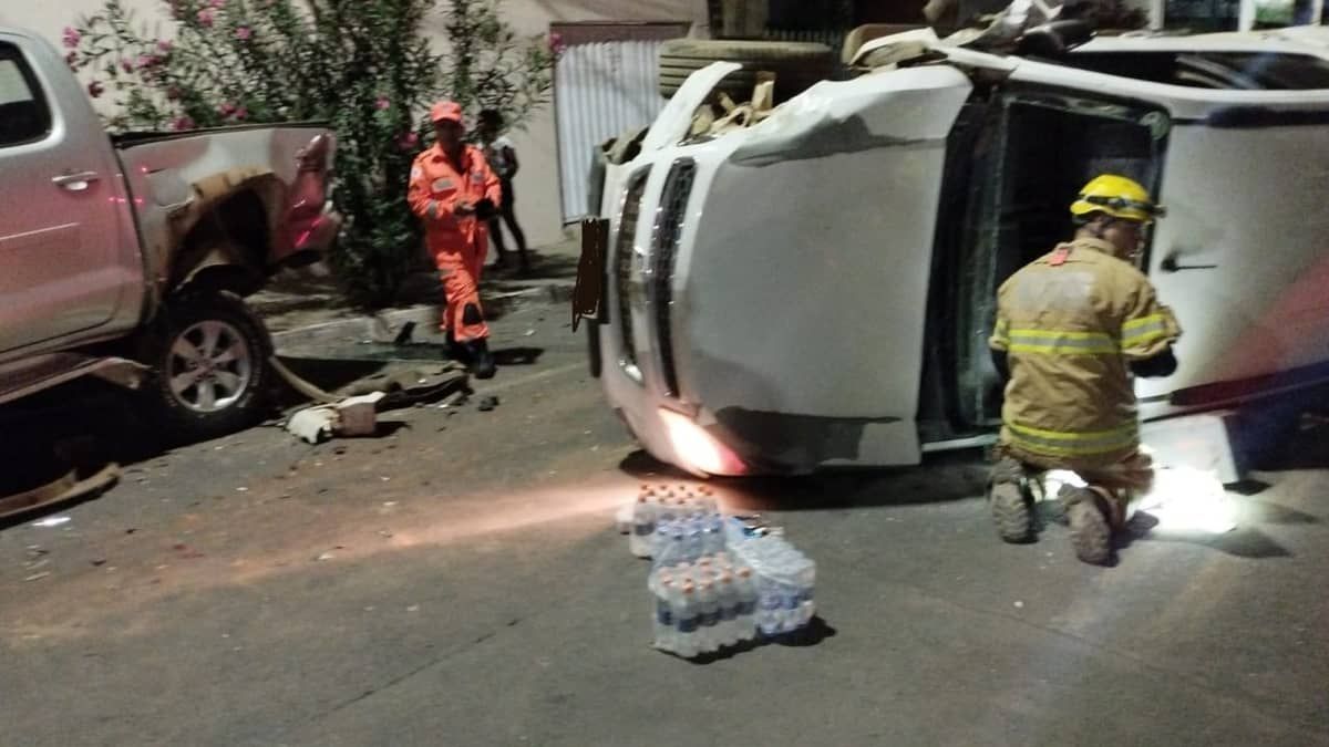 Caminhonetes batem e uma pessoa fica ferida em Montes Claros 
