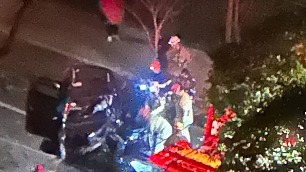 Carro bate em árvore e motorista fica ferido na av. José Cândido da Silveira, no Cidade Nova