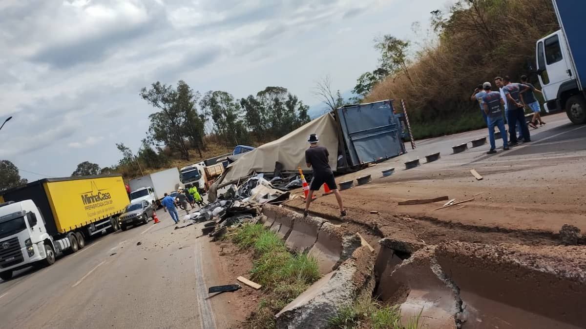Carreta tomba, deixa ferido e fecha a rodovia Fernão Dias, na Grande BH 