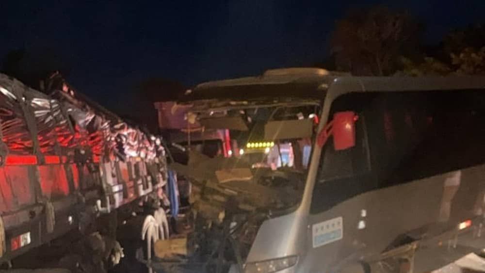 Um pessoa morre após microônibus com estudantes bater em traseira de carreta na BR-135 no Norte de Minas
