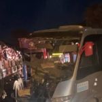 Um pessoa morre após microônibus com estudantes bater em traseira de carreta na BR-135 no Norte de Minas