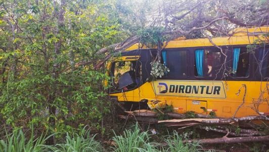 Batida ocorreu por volta das 4h
