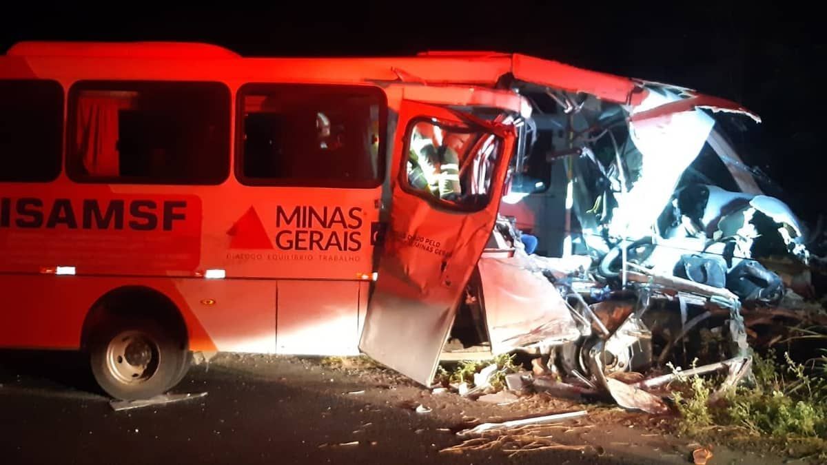 Batida entre micro-ônibus e caminhão mata duas mulheres e fere outras oito em Janaúba, no Norte de Minas 