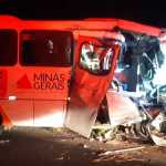 Batida entre micro-ônibus e caminhão mata duas mulheres e fere outras oito em Janaúba, no Norte de Minas