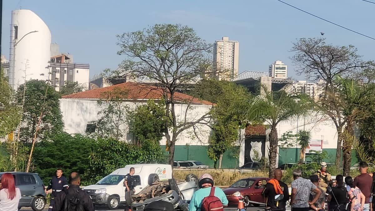 Duas pessoas morrem após carro capotar na av. dos Andradas, na região Leste de BH 