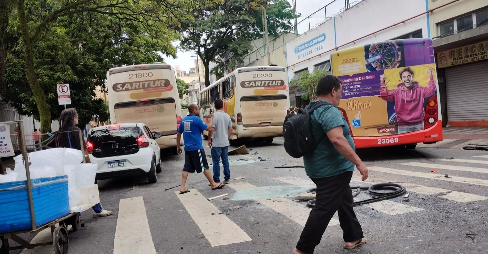 Acidente entre ônibus complica trânsito e deixa feridos no Centro de BH