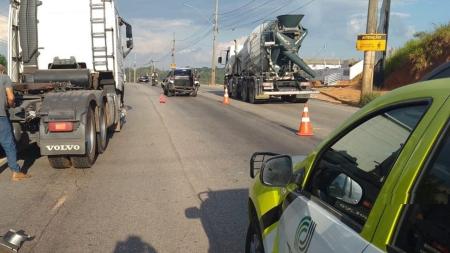 Foto mostra viatura que se envolveu em acidente com carreta na Via Expressa, em Contagem (MG)