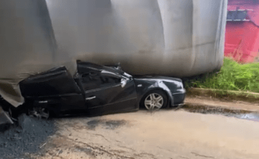 Acidente grave na BR-262: caminhão tomba sobre carro e deixa uma mulher morta