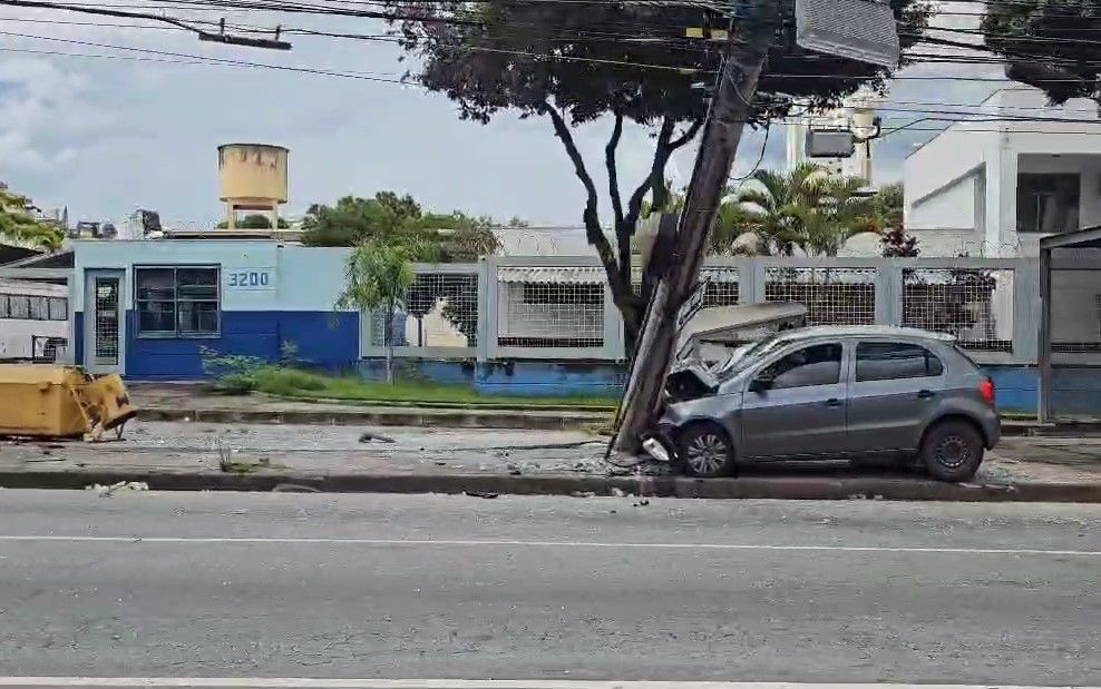 Carro bate em poste na av. Teresa Cristina deixa motorista ferido em BH