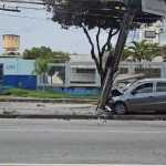 Carro bate em poste na av. Teresa Cristina deixa motorista ferido em BH