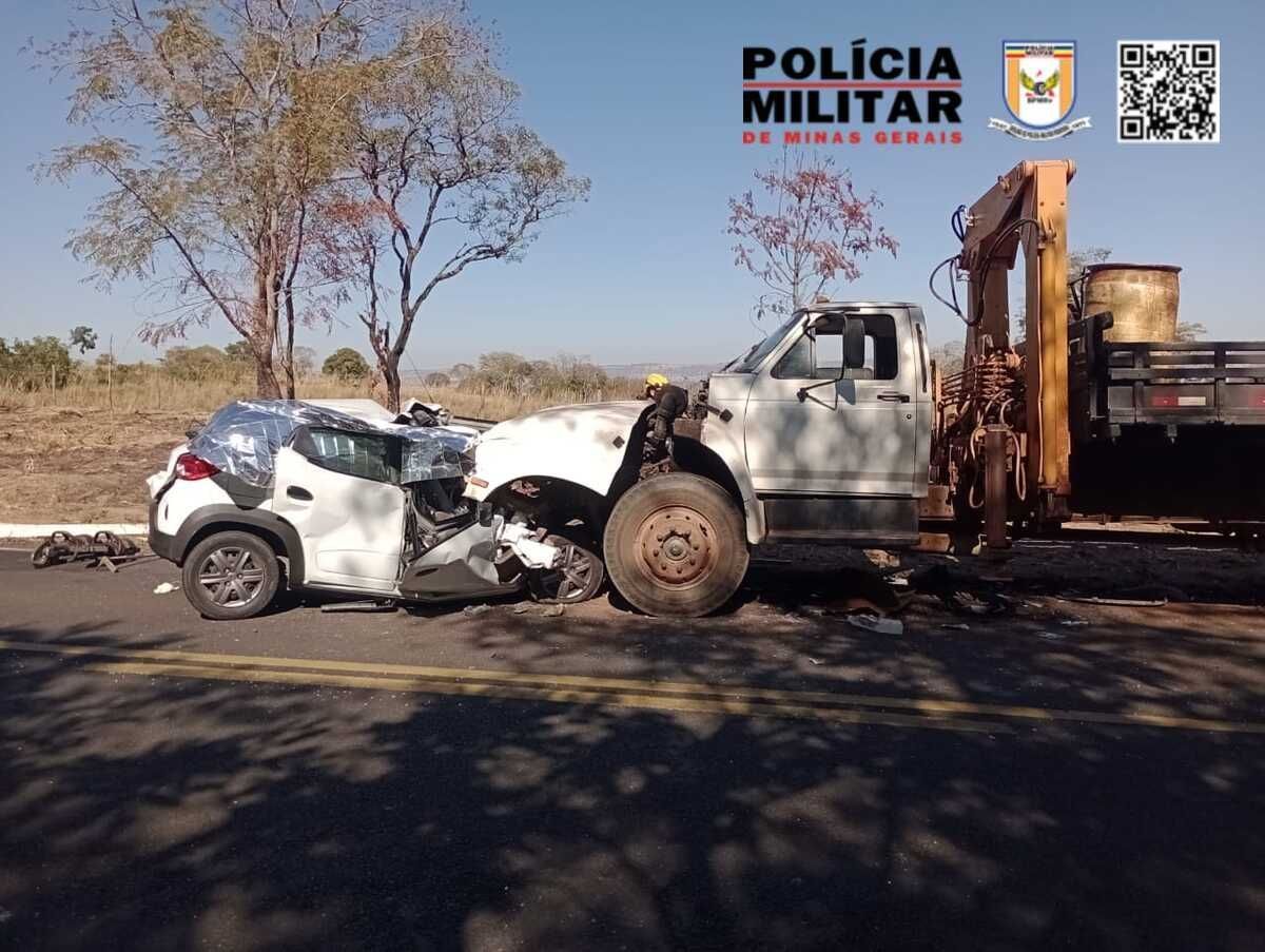 Carro bate de frente com caminhão e três pessoas da mesma família morrem em acidente no Triângulo Mineiro