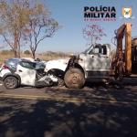 Carro bate de frente com caminhão e três pessoas da mesma família morrem em acidente no Triângulo Mineiro