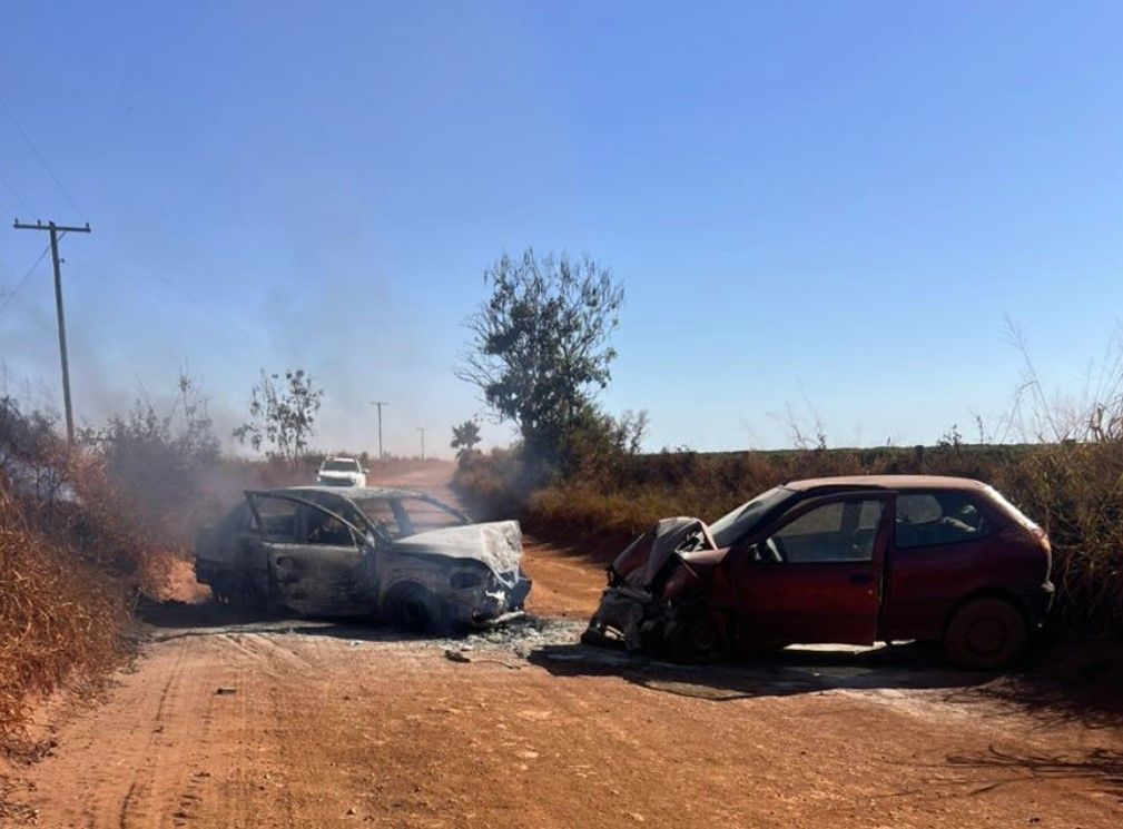 Bebê e mãe morrem após carro pegar fogo em acidente em estrada de terra em MG
