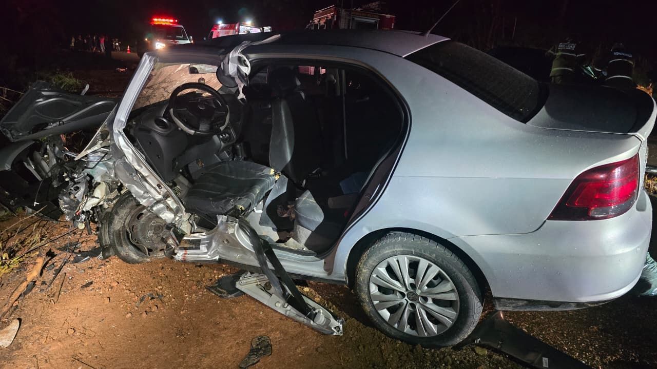 Batida de frente entre Corsa e Voyage mata um e fere cinco em MG