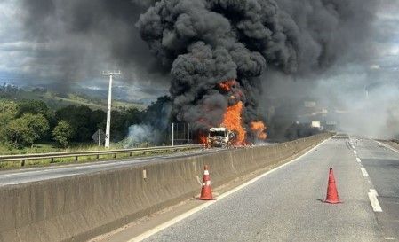 Vídeo: carreta em chamas fecha a rodovia Fernão Dias, no Sul de Minas