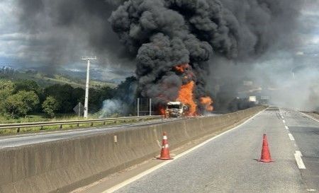 Um acidente envolvendo duas carretas e um caminhão, na Região de Venda Nova, provoca congestionamento de 4 km no sentido Confins da Cristiano Machado.