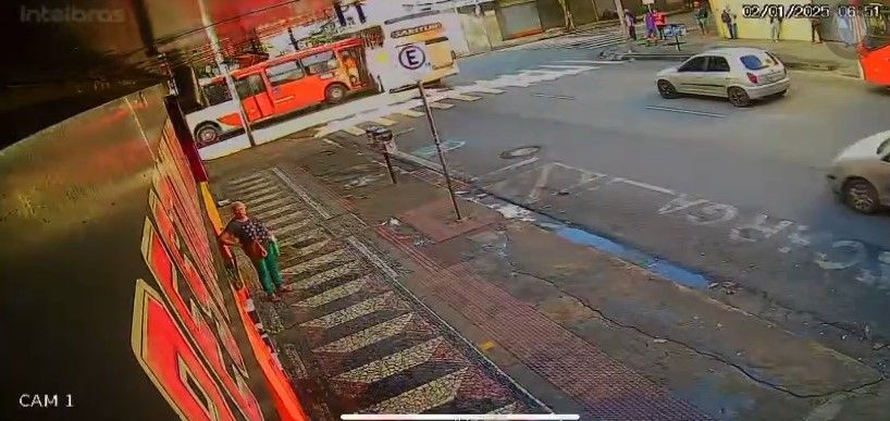 Vídeo mostra momento exato do acidente com dois ônibus no Centro de BH