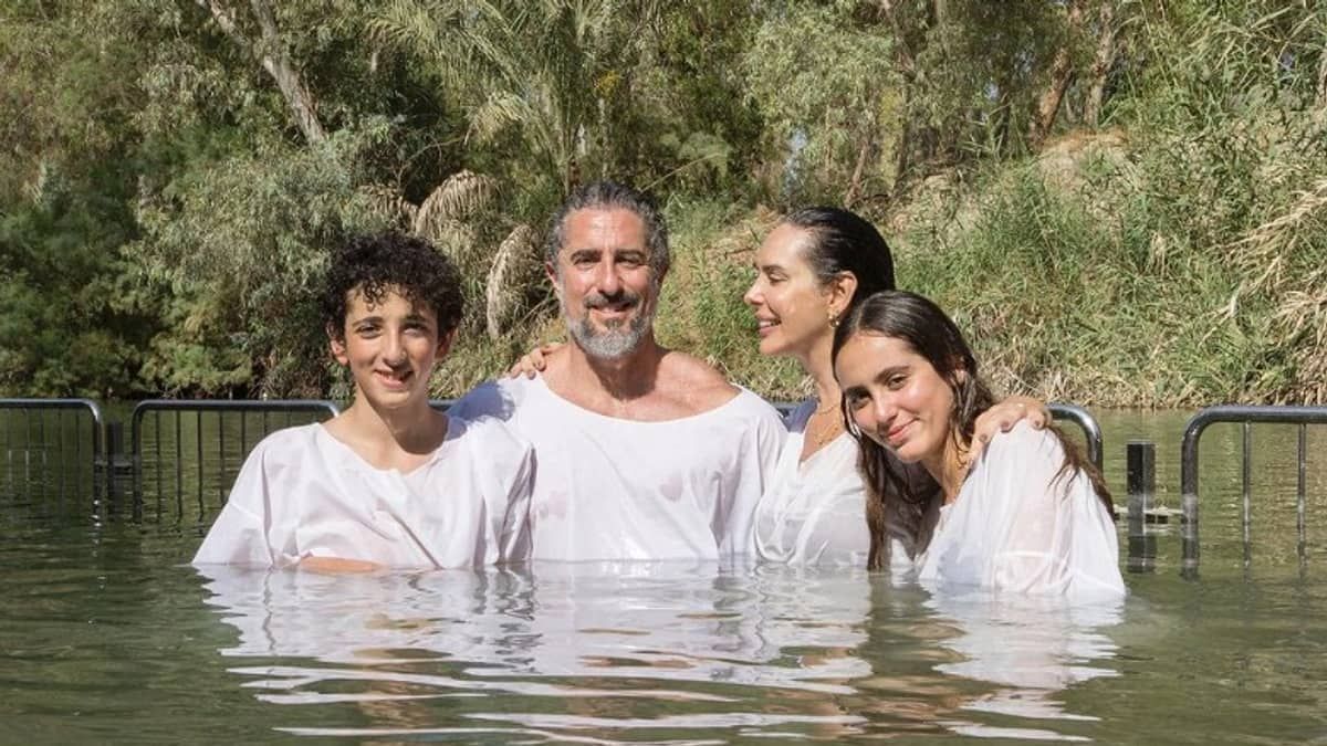 Marcos Mion é batizado junto com a família no Rio Jordão 